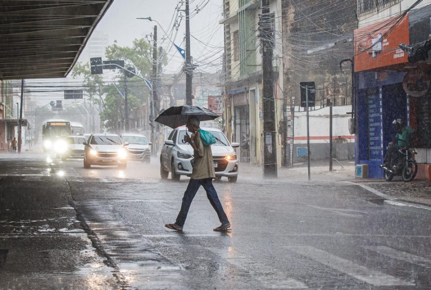 alagamentos-e-transtornos3A-forte-chuva-causa-caos-no-transito-de-fortaleza