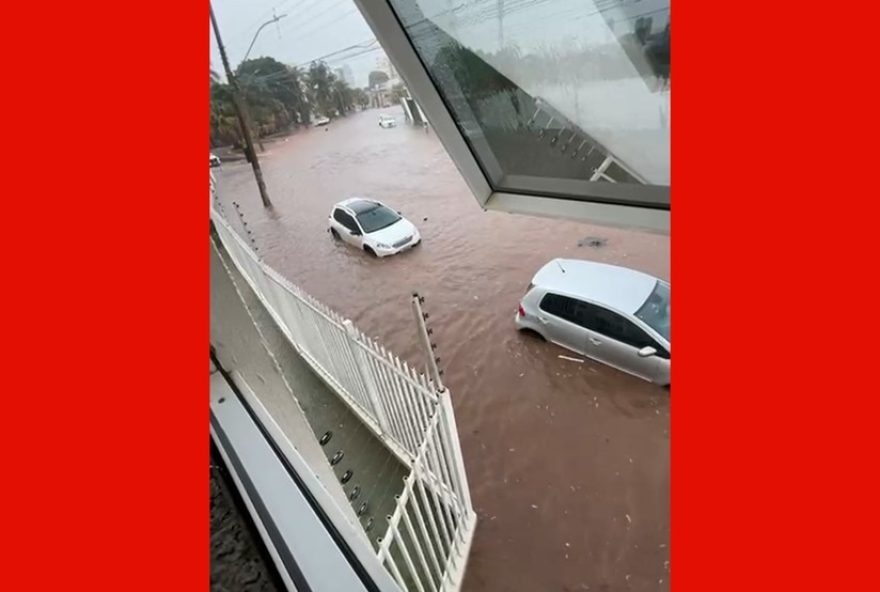 alagamentos-em-uberaba3A-carros-submersos-em-enxurrada-apos-forte-chuva