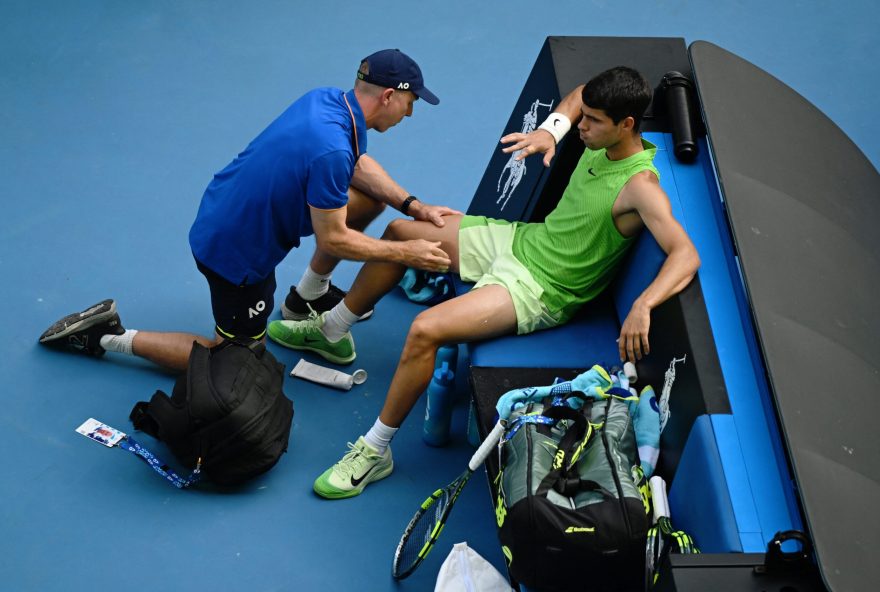 alcaraz-passa-mal-em-semifinal-do-australian-open2C-e-atendimento-por-caimbras-causa-revolta-de-zverev alcaraz-passa-mal-em-semifinal-do-australian-open2C-e-atendimento-por-caimbras-causa-revolta-de-zverev