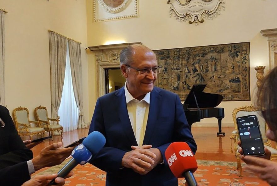 alckmin-entrega-convite-para-papa-visitar-brasil-na-cop30