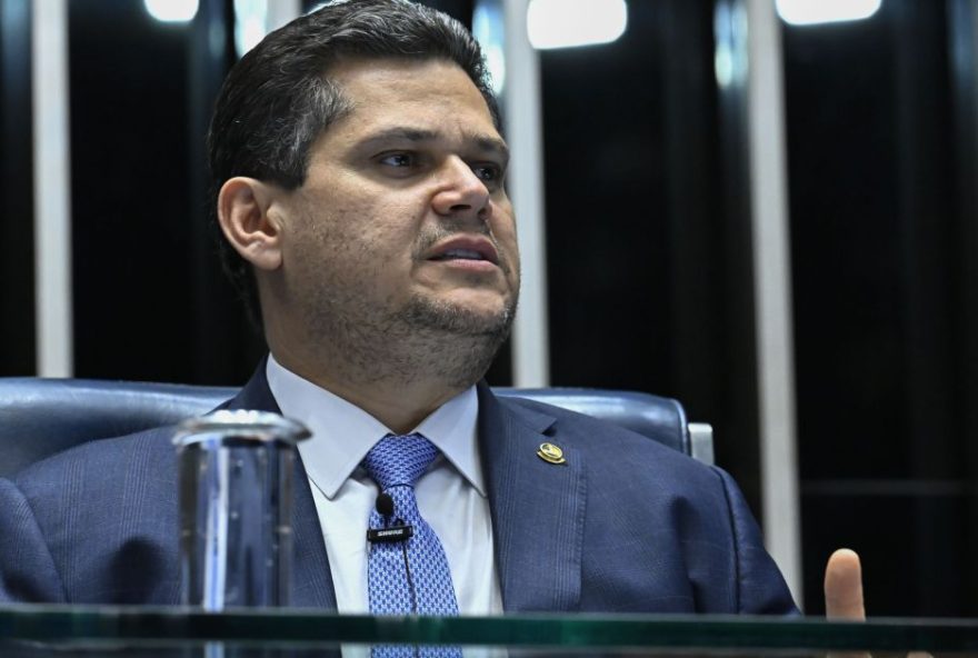 alcolumbre-reage-a-decisao-de-gilmar-e-defende-as-prerrogativas-do-senado