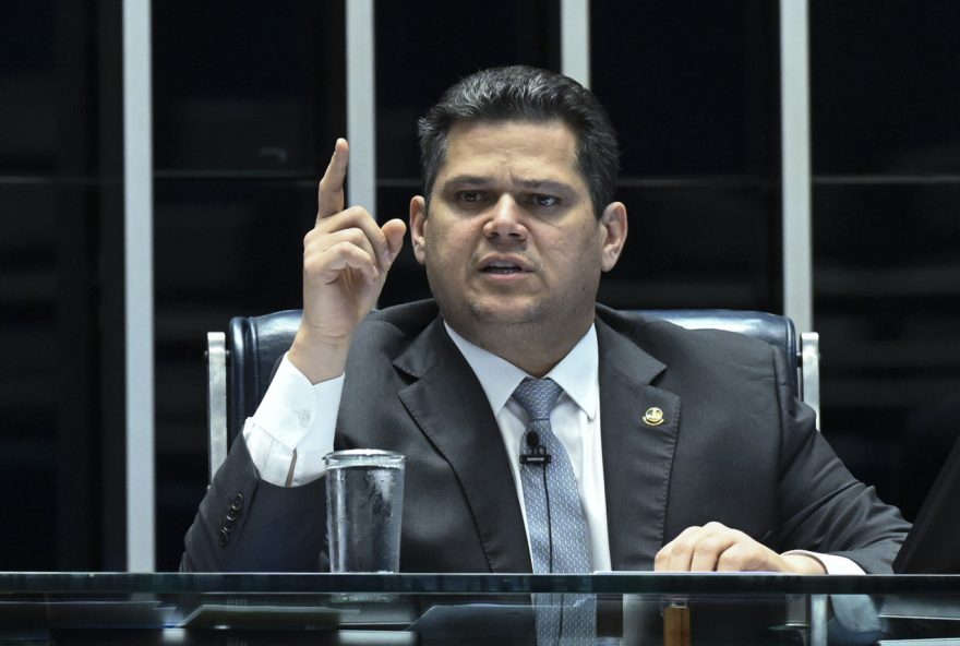 Plenário do Senado Federal durante sessão deliberativa ordinária. Ordem do dia. 

Na pauta, o projeto de lei que determina a transferência preferencial para presídios federais de acusados ou condenados por homicídio de policiais e outras autoridades (PL 5.391/2020).

Mesa: 
presidente do Senado Federal, senador Davi Alcolumbre (União-AP), conduz sessão. 

Foto: Carlos Moura/Agência Senado