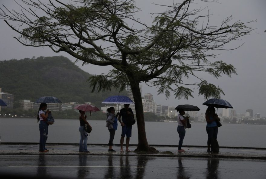 alerta-da-defesa-civil3A-chuvas-intensas-no-rio-de-janeiro-acionam-estagio-2-de-alerta-sao-previstas-pancadas-fortes-a-qualquer-momento.-mantenha-se-informado