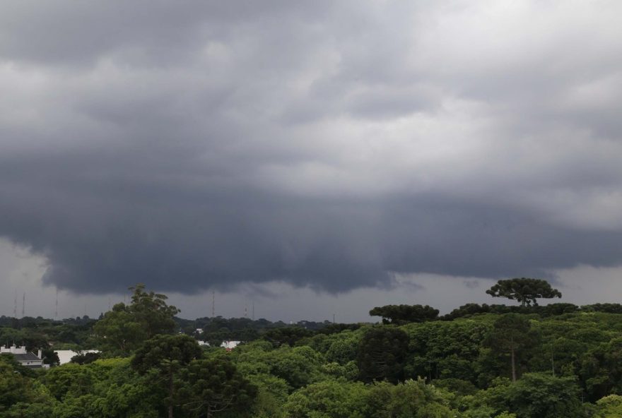 alerta-de-chuvas-intensas-com-ventos-de-ate-60-km2Fh-no-parana2C-valido-ate-segunda-feira-24-inmet.-saiba-como-se-preparar