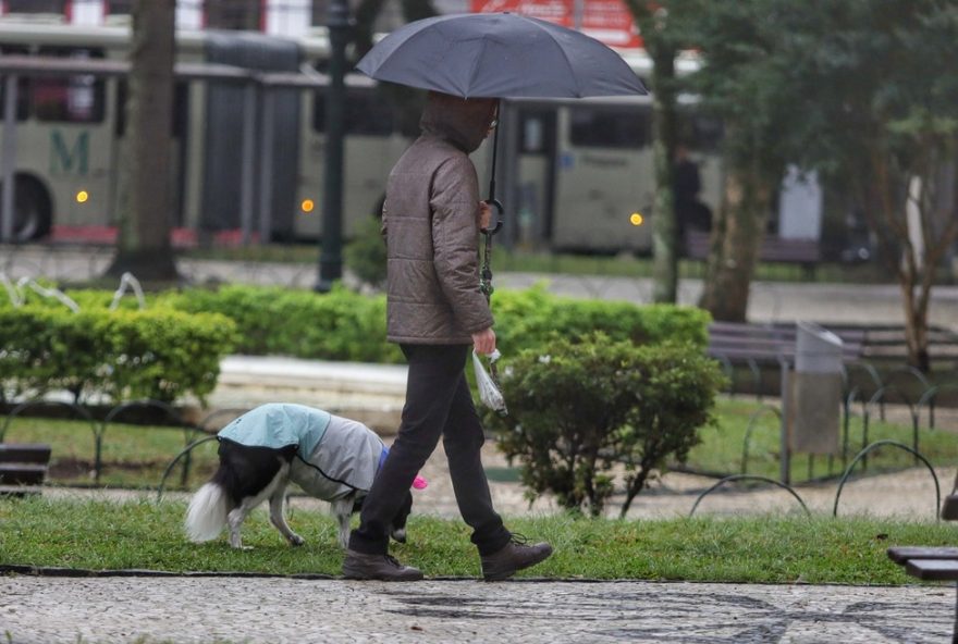 alerta-de-chuvas-intensas3A-inmet-emite-aviso-para-98-cidades-do-parana2C-veja-previsao-e-cuidados-a-tomar
