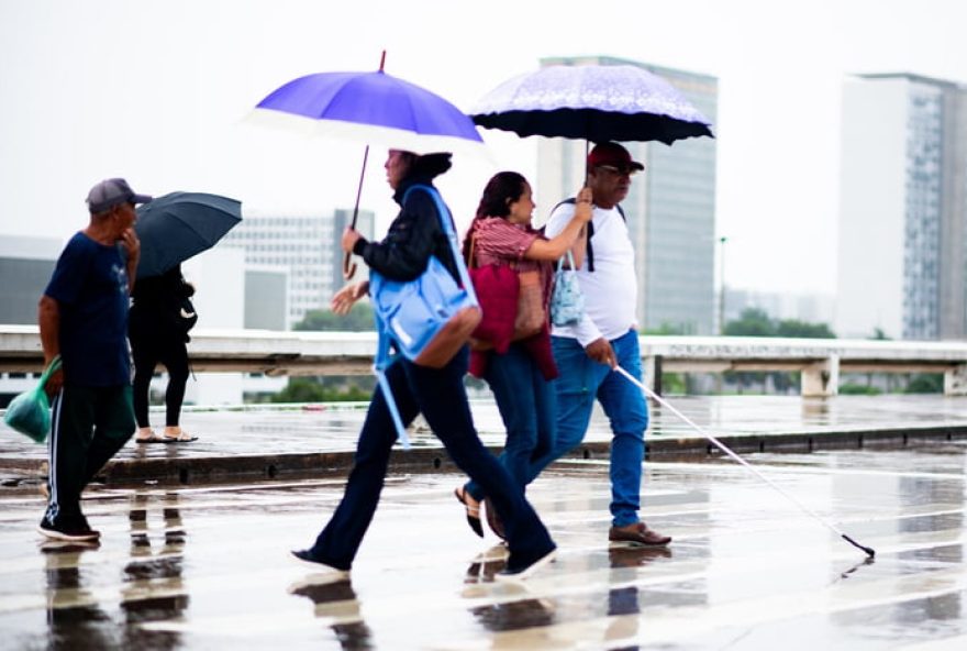 alerta-de-clima3A-inmet-emite-tres-avisos-de-chuvas-intensas-e-acumulado-em-todo-o-brasil