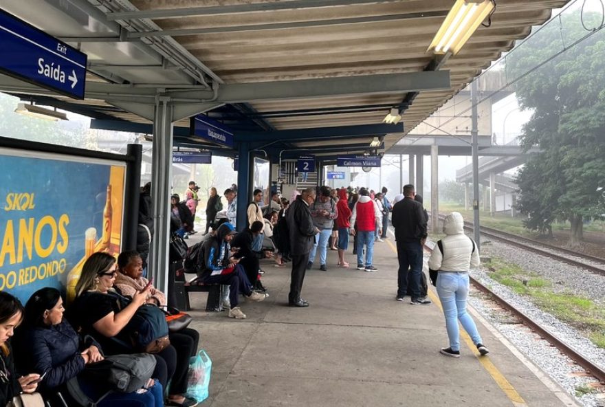 alerta-de-emergencia3A-linha-12-safira-da-cptm-paralisada-devido-a-chuva-em-sp-paese-acionado-para-atender-passageiros