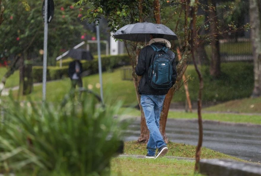 alerta-de-frente-fria-no-parana3A-chuvas-e-riscos-de-temporais-para-o-fim-de-semana.-o-que-esperar3F