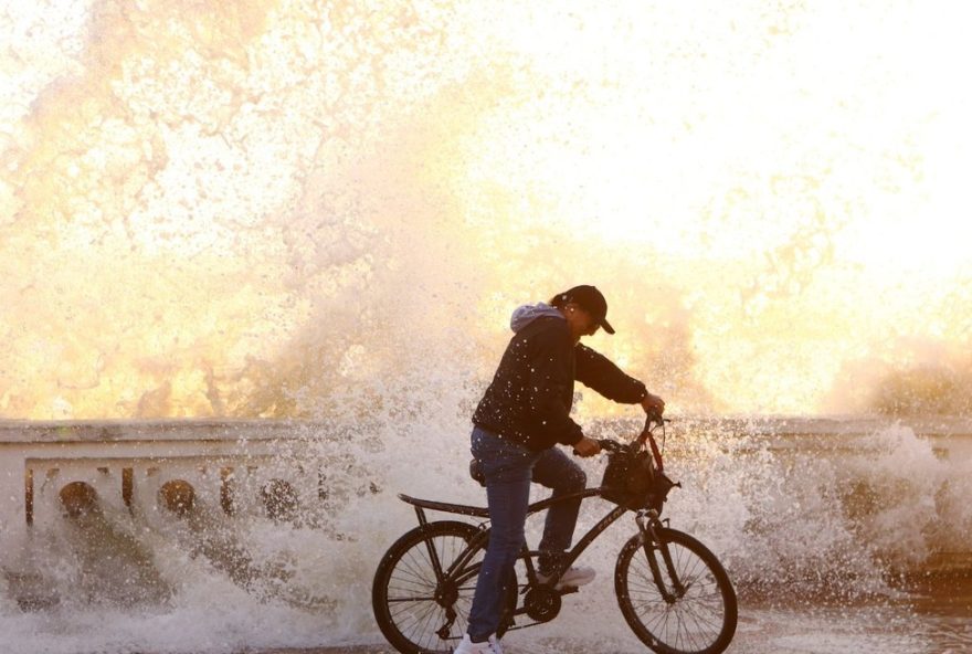alerta-de-ondas-altas-e-chuvas-intensas-na-baixada-santista3A-riscos-de-inundacoes-e-alagamentos