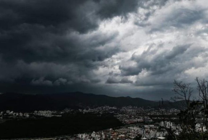 alerta-de-perigo-para-chuvas-intensas-e-ventos-de-100-km2Fh-atinge-mais-de-280-cidades-de-sc alerta-de-perigo-para-chuvas-intensas-e-ventos-de-100-km2Fh-atinge-mais-de-280-cidades-de-sc
