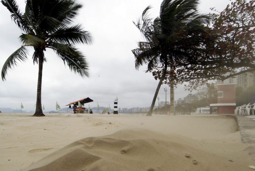 alerta-de-tempestade-e-vendaval3A-inmet-e-defesa-civil-avisam-sobre-mudanca-de-tempo-no-litoral-de-sp.-previsao-de-chuvas-fortes-e-rajadas-de-vento-ate-segunda-feira