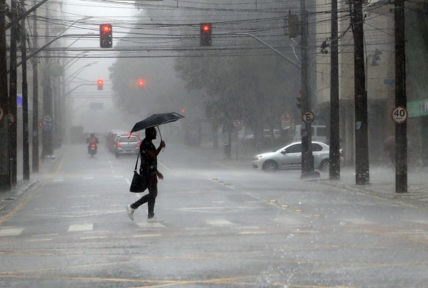 alerta-de-tempestade-e-ventos-fortes-no-parana3B-confira-regioes-em-risco