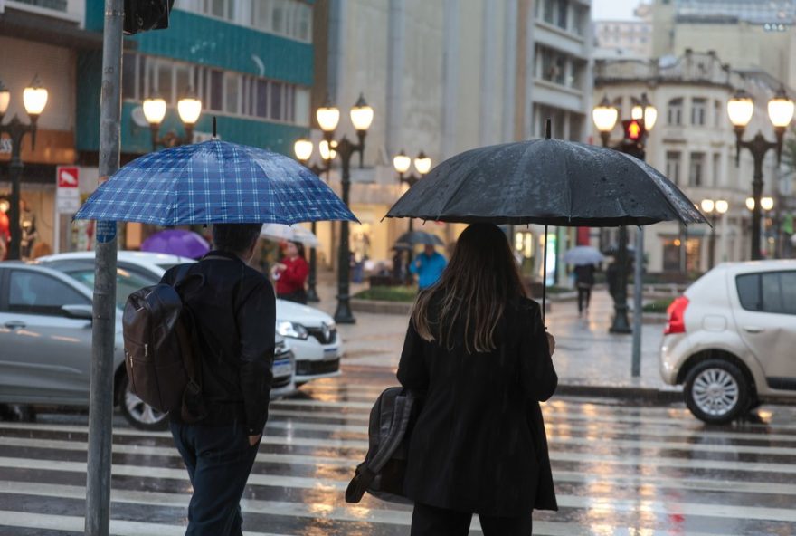 alerta-de-tempestade3A-inmet-emite-aviso-de-perigo-para-199-municipios-do-parana.-aprenda-como-se-proteger