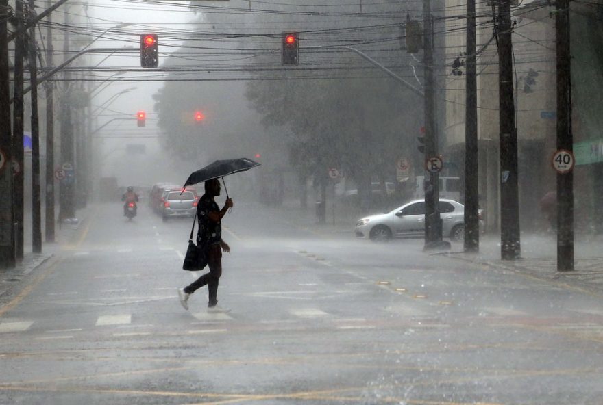 alerta-de-tempestades-no-parana3A-inmet-emite-aviso-para-106-cidades-com-risco-de-granizo-e-ventos-fortes.-confira-as-precaucoes-necessarias