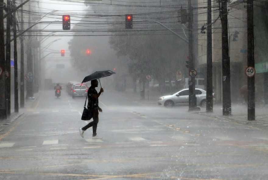 alerta-de-tempestades-no-parana3A-previsao-climatica-para-outubro-chuvas-intensas-e-instabilidade-meteorologica-em-todo-o-estado.-medidas-preventivas-e-contatos-uteis-para-emergencias