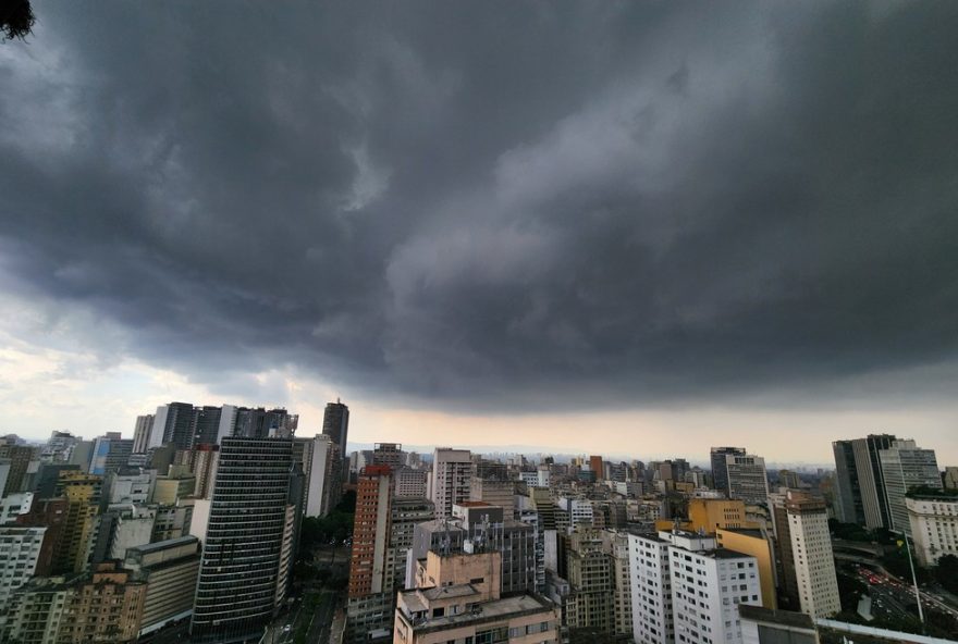 alerta-de-temporais3A-defesa-civil-preve-chuvas-intensas-e-ventos-fortes-em-sp-a-partir-de-domingo2C-com-risco-elevado-em-varias-regioes