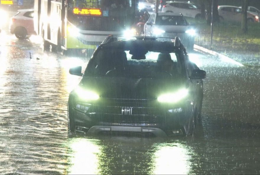 alerta-em-bh3A-chuva-causa-transtornos-e-risco-de-deslizamentos alerta-em-bh3A-chuva-causa-transtornos-e-risco-de-deslizamentos