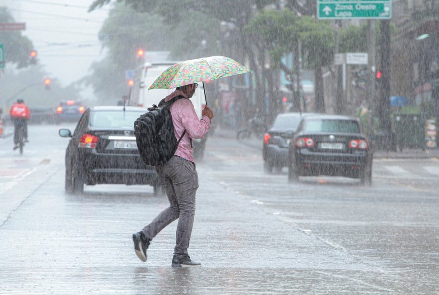 alerta-laranja3A-inmet-preve-temporais-e-ventos-de-ate-100-km2Fh-no-vale-do-paraiba