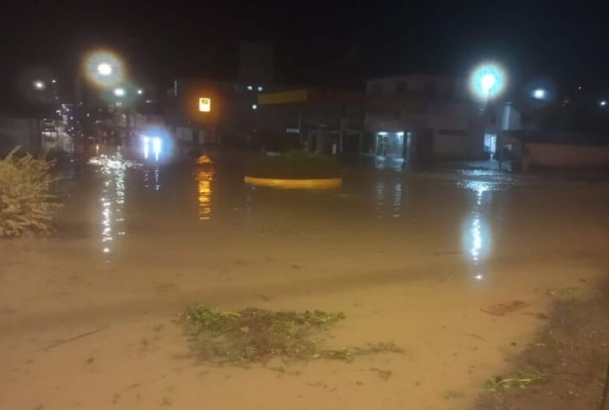 alerta-vermelho-para-chuvas-intensas-no-parana-e-santa-catarina3A-risco-de-alagamentos-e-deslizamentos