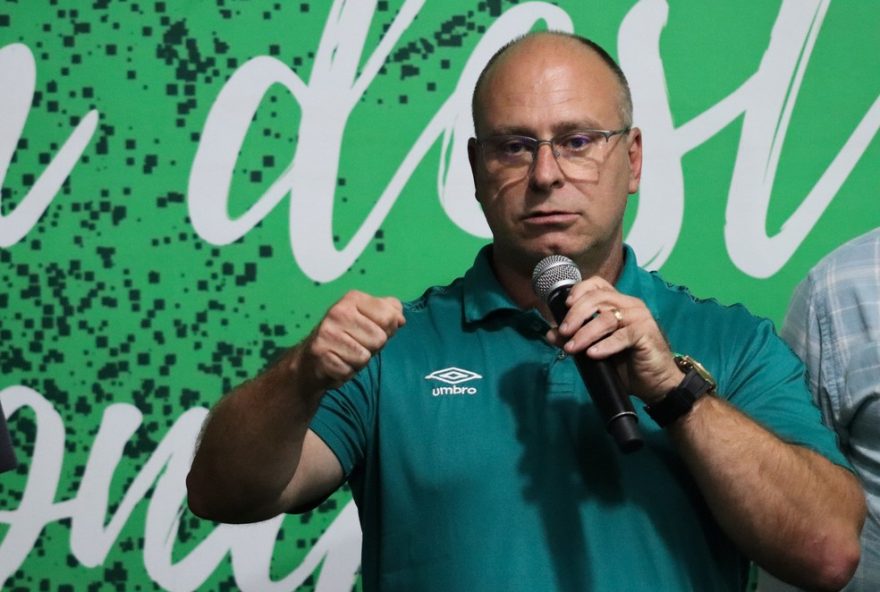 alex-passos-permanece-na-presidencia-da-chapecoense3A-dirigente-nao-renunciara-ao-cargo