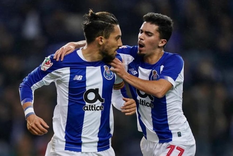 alex-telles-e-vitinha-se-enfrentam-em-psg-x-botafogo3A-duelando-pela-vitoria-na-copa