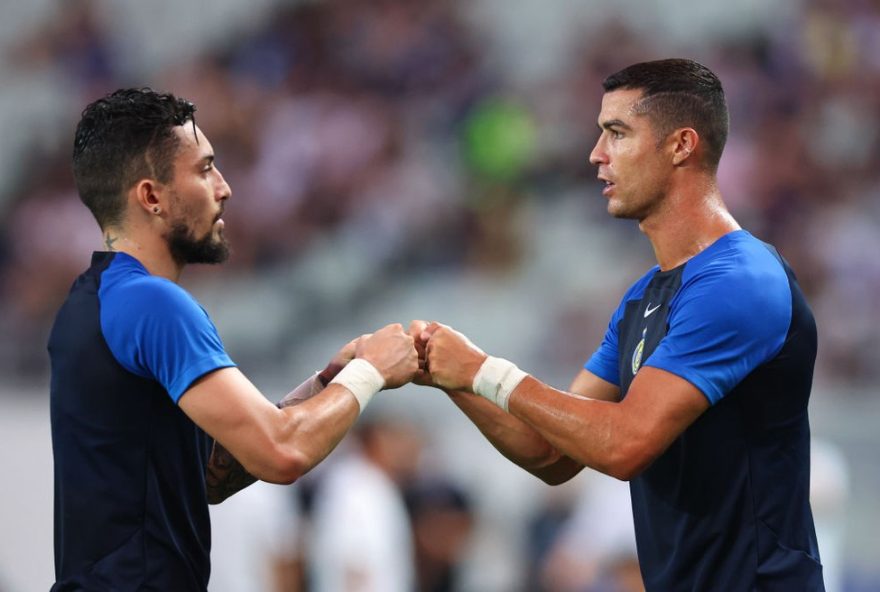 alex-telles-envia-mensagem-a-cristiano-ronaldo-sobre-negociacao-com-o-botafogo3A-amizade-em-destaque-no-mundo-esportivo