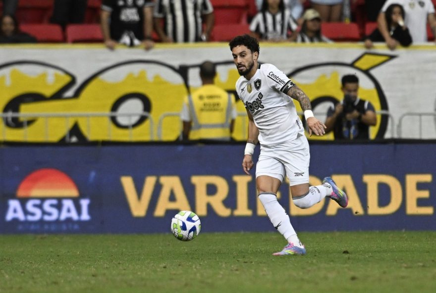alex-telles-fala-sobre-missao-do-botafogo-e-selecao3A-22e-o-objetivo22.-lateral-comenta-derrota-na-copa-do-brasil-e-foca-na-libertadores