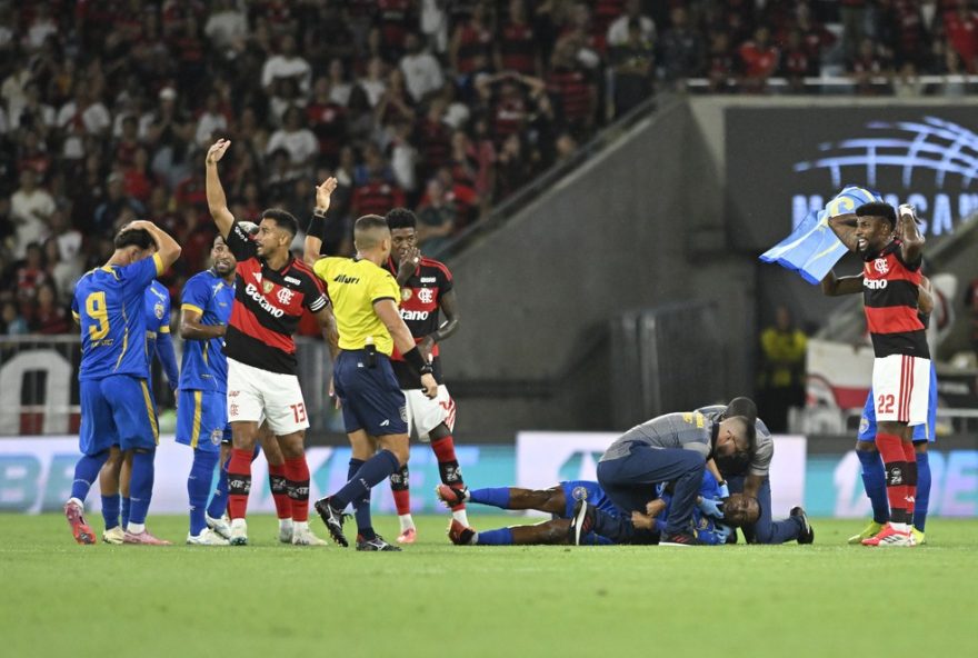 alexandre-do-sampaio-correa-convulsiona-em-campo-durante-jogo-com-o-flamengo3A-como-cuidar-de-atletas-em-situacoes-de-emergencia