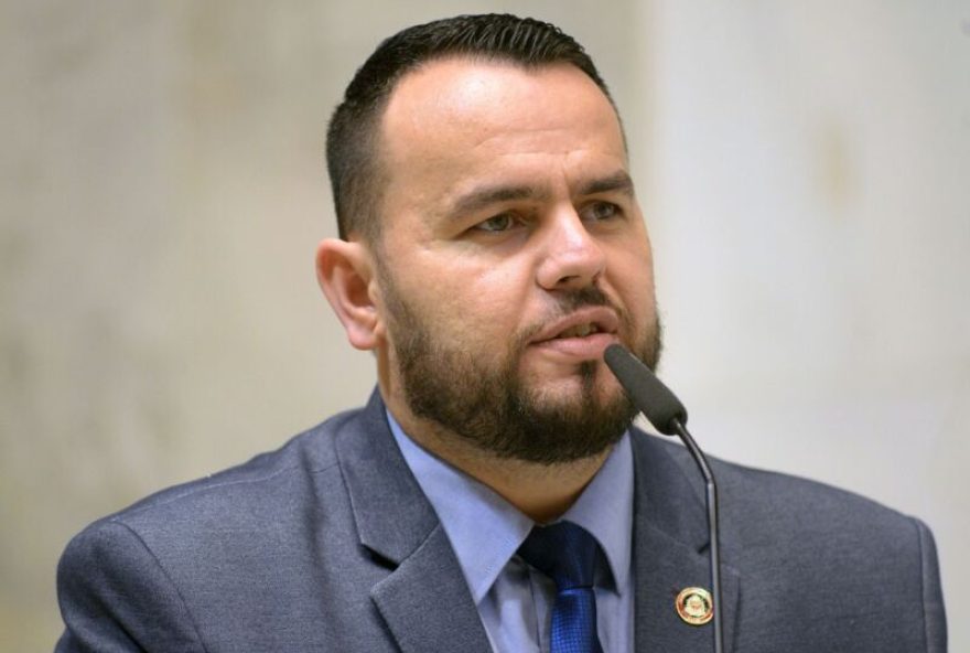 aliado-de-eduardo-bolsonaro-defende-candidato-do-pl-contra-tarcisio-na-disputa-em-sp aliado-de-eduardo-bolsonaro-defende-candidato-do-pl-contra-tarcisio-na-disputa-em-sp