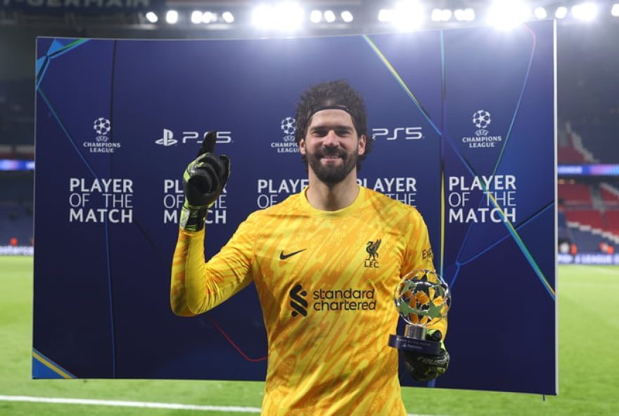 alisson-becker-brilha-contra-o-psg3A-veja-as-defesas-incriveis-e-o-lancamento-decisivo-no-jogo-da-champions-league