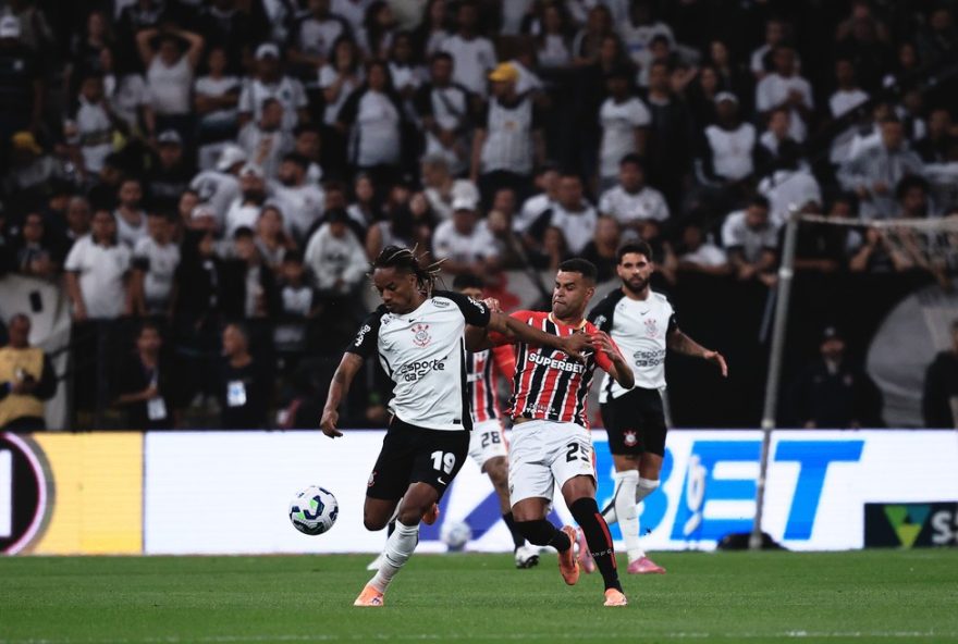 alisson-desfalcado-contra-juventude3A-sao-paulo-enfrenta-desafios-para-partida-crucial SP - SAO PAULO - 20/11/2025 - BRASILEIRO A 2025, CORINTHIANS X SAO PAULO - Jose Martinez jogador do Corinthians disputa lance com Alisson jogador do Sao Paulo durante partida no estadio Arena Corinthians pelo campeonato Brasileiro A 2025. Foto: Ettore Chiereguini/AGIF