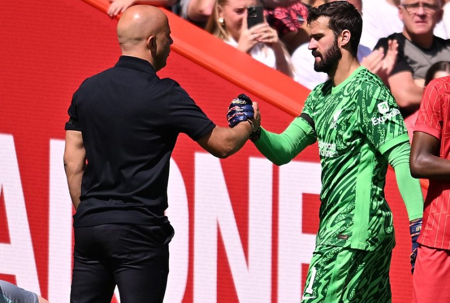 alisson-elogia-arne-slot3A-goleiro-da-selecao-brasileira-destaca-tecnico-do-liverpool-em-recuperacao-apos-lesao