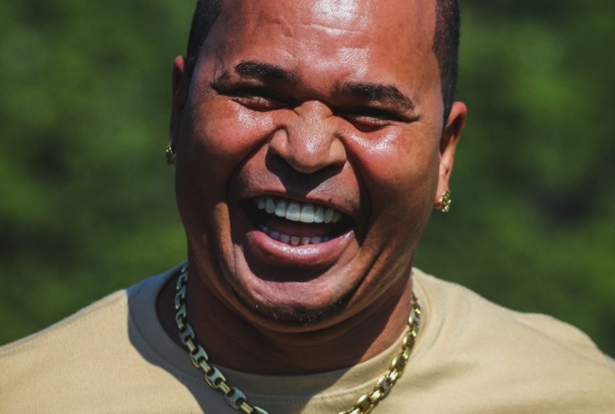 aloisio-chulapa-surpreende-ao-beber-cerveja-de-um-torcedor-durante-jogo-das-estrelas-em-anapolis3A-diversao-no-futebol