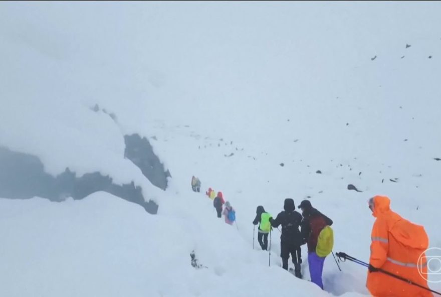 alpinistas-resgatados-em-nevasca-no-everest-sao-levados-em-seguranca-para-cidade-no-tibete