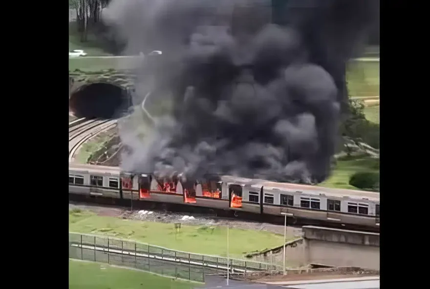 Vagão de metrô pega fogo no Distrito Federal. Foto: Facebook/DFAguas Claras