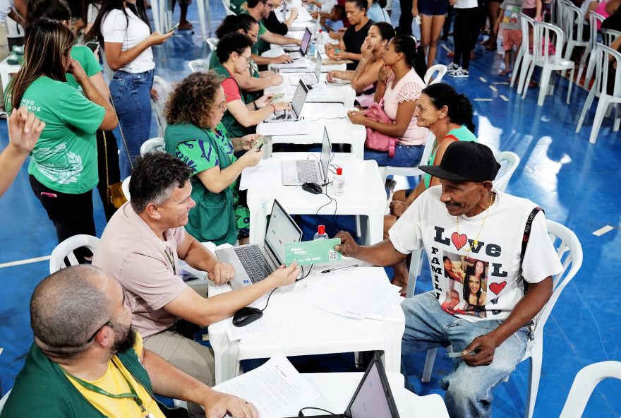 Evento de entrega de cartões do Aluguel Social: benefício de R$ 350 concedido por 18 meses para pagamento de aluguel