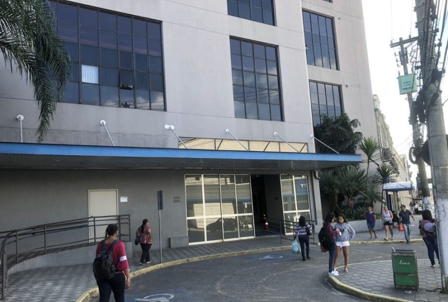 aluna-denuncia-professor-por-assedio-em-faculdade-de-santos-sp3A-policia-investiga-caso-no-litoral-de-sp