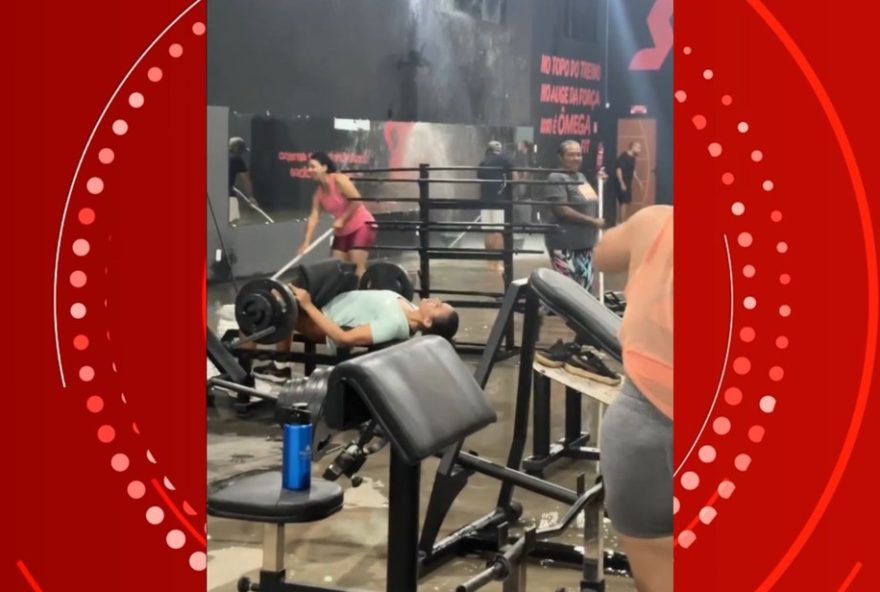 aluna-persistente-em-academia-viraliza-ao-treinar-durante-alagamento-em-vitoria-da-conquista2C-bahia aluna-persistente-em-academia-viraliza-ao-treinar-durante-alagamento-em-vitoria-da-conquista2C-bahia