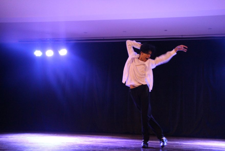 aluno-que-imita-ney-matogrosso-performa-michael-jackson-desde-a-infancia