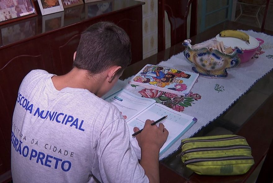 alunos-em-ribeirao-preto-sem-professor-de-matematica-ha-2-meses3A-abandono2C-diz-pai