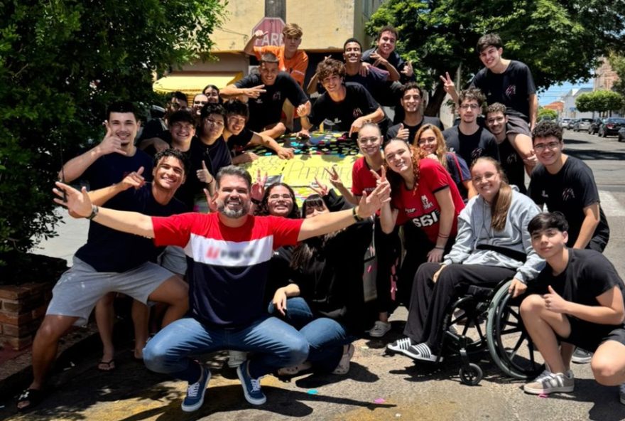 alunos-emocionam-ao-cobrir-carro-de-professor-com-post-its-em-convite-para-ser-paraninfo-da-turma3A-reconhecimento-incrivel alunos-emocionam-ao-cobrir-carro-de-professor-com-post-its-em-convite-para-ser-paraninfo-da-turma3A-reconhecimento-incrivel