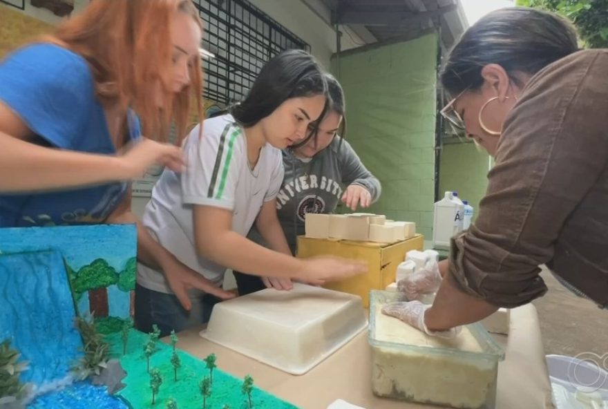 alunos-se-unem-em-projeto-sustentavel-contra-poluicao-do-corrego-piedadinha