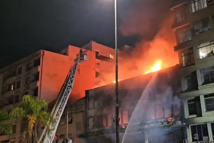 Chamas teria começado por volta das 2h da manhã e se alastrado por todo o prédio. Causas do incêndio é investigada. (Foto: Reprodução)