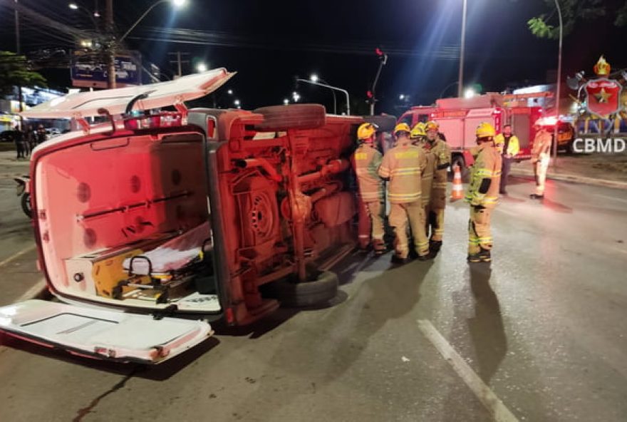 ambulancia-capota-apos-batida-com-fiat-palio-em-ceilandia3A-5-feridos