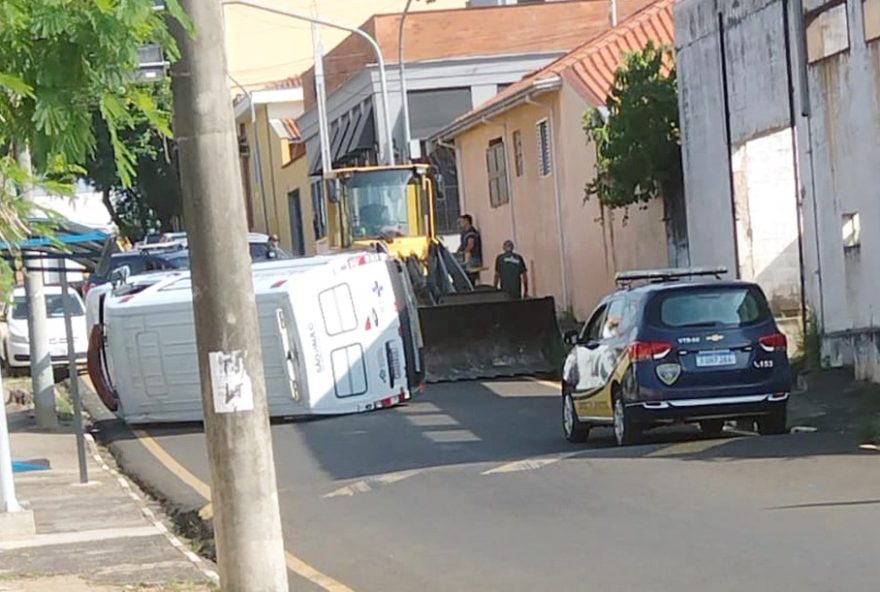 ambulancia-capota-em-acidente-apos-colisao-em-iracemapolis3A-motoristas-sao-hospitalizados