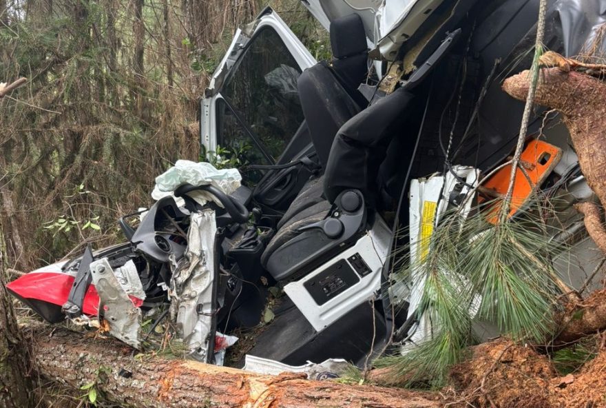 ambulancia-fica-destruida-e-motorista-morre-apos-acidente-na-br-282-em-bom-retiro2C-serra-de-sc