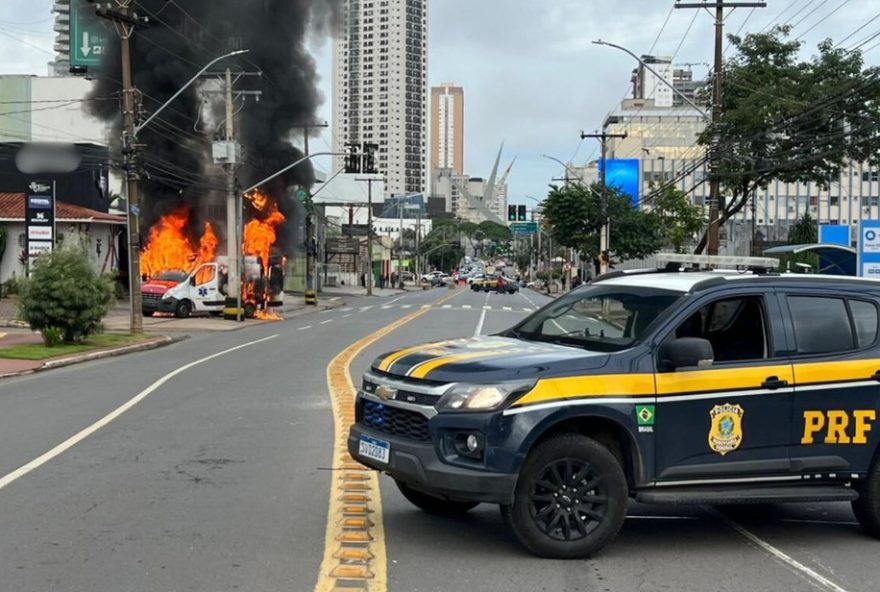 ambulancia-pega-fogo-em-goiania3A-momento-capturado-por-camera-de-seguranca ambulancia-pega-fogo-em-goiania3A-momento-capturado-por-camera-de-seguranca