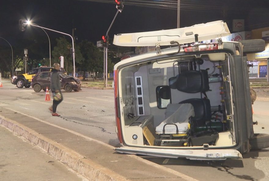 ambulancia-tomba-em-acidente-e-idoso-cai-da-maca3B-video-mostra-socorro