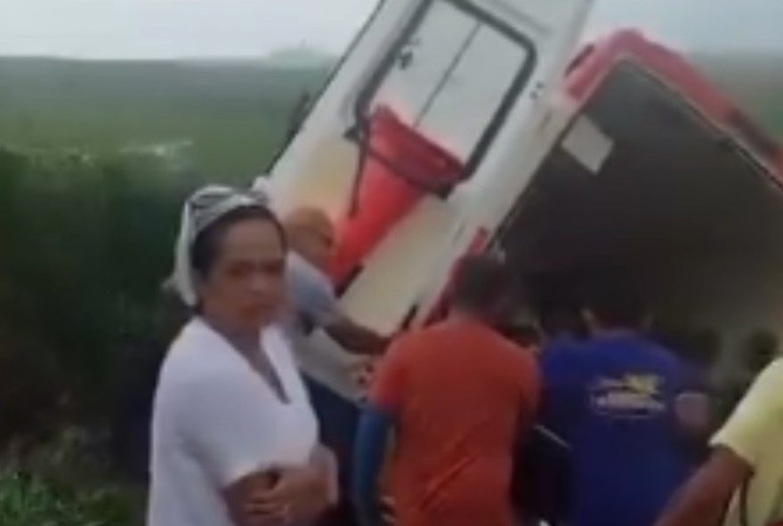 ambulancia-tomba-em-acostamento-da-br-316-no-maranhao3A-alerta-para-seguranca-viaria-e-solidariedade-em-emergencias