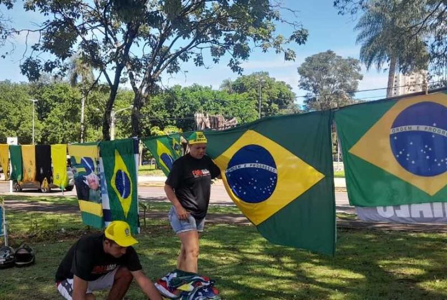 ambulante-fatura-r24-800-com-venda-de-bandeiras-em-caminhada-pelo-ex-presidente-bolsonaro ambulante-fatura-r24-800-com-venda-de-bandeiras-em-caminhada-pelo-ex-presidente-bolsonaro